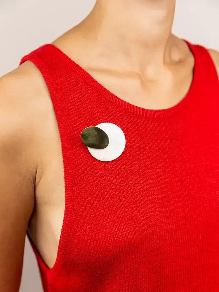 Brooches - Large round brooch in horn and brass - L INDOCHINEUR X RIVÊT