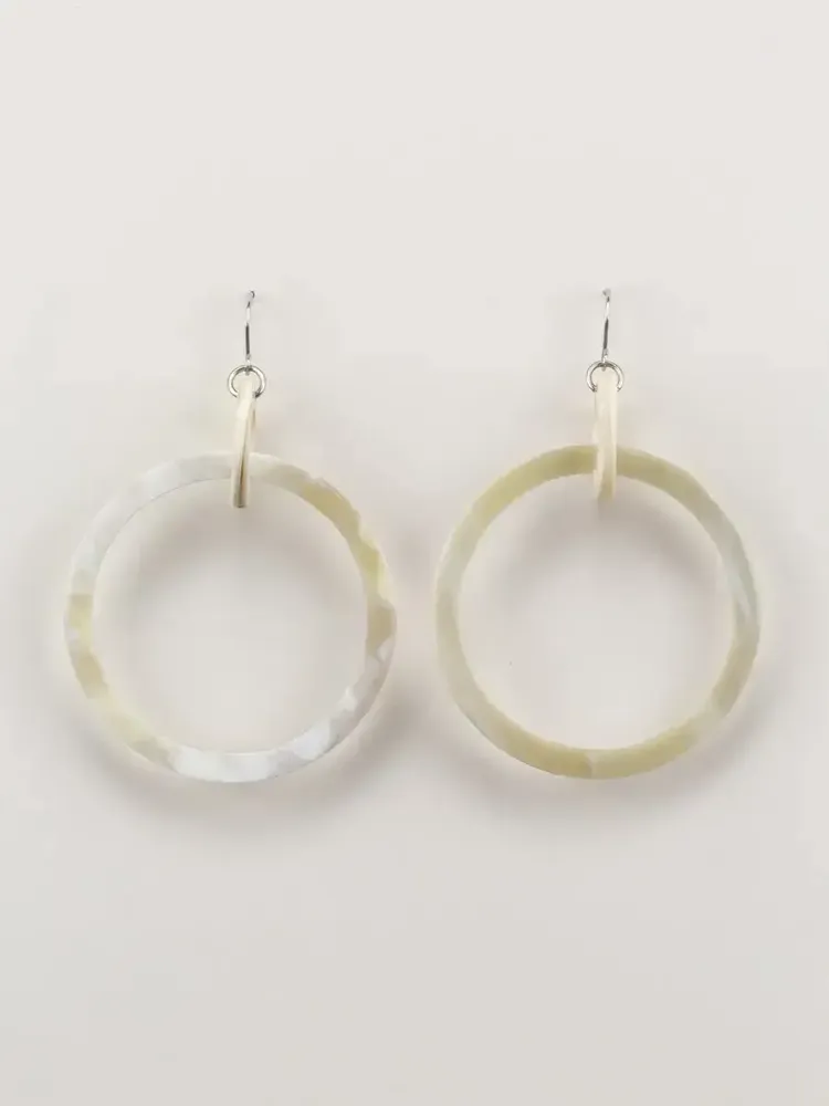 Bijoux - Boucles d'oreilles 1 grand et 1 petit anneaux ronds bords droits, en corne blonde de zébu africain - L INDOCHINEUR X RIVÊT