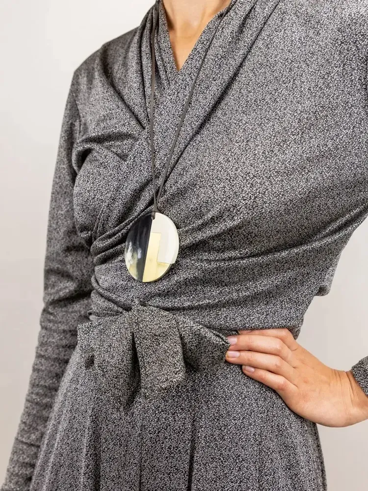 Jewelry - Disc pendant in black African horn, ivory lacquer and brass - L INDOCHINEUR X RIVÊT