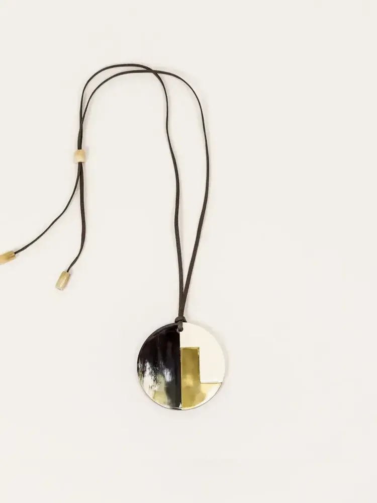 Jewelry - Disc pendant in black African horn, ivory lacquer and brass - L INDOCHINEUR X RIVÊT