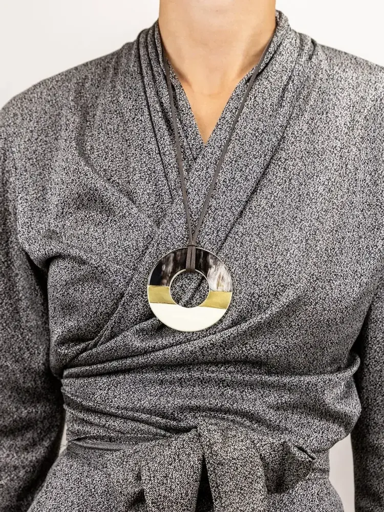 Bijoux - Pendentif anneau corne noire Africaine, laque ivoire et laiton - L INDOCHINEUR X RIVÊT