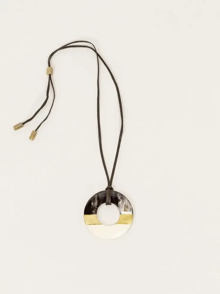 Bijoux - Pendentif anneau corne noire Africaine, laque ivoire et laiton - L INDOCHINEUR X RIVÊT