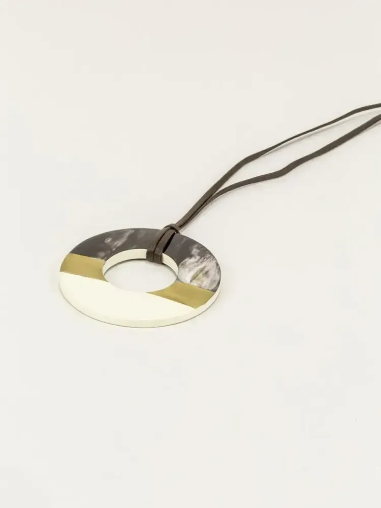 Bijoux - Pendentif anneau corne noire Africaine, laque ivoire et laiton - L INDOCHINEUR X RIVÊT