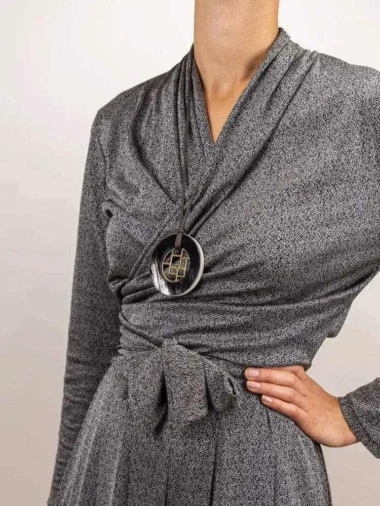 Bijoux - Pendentif damier laiton cerclé en corne noire marbrée - L INDOCHINEUR X RIVÊT