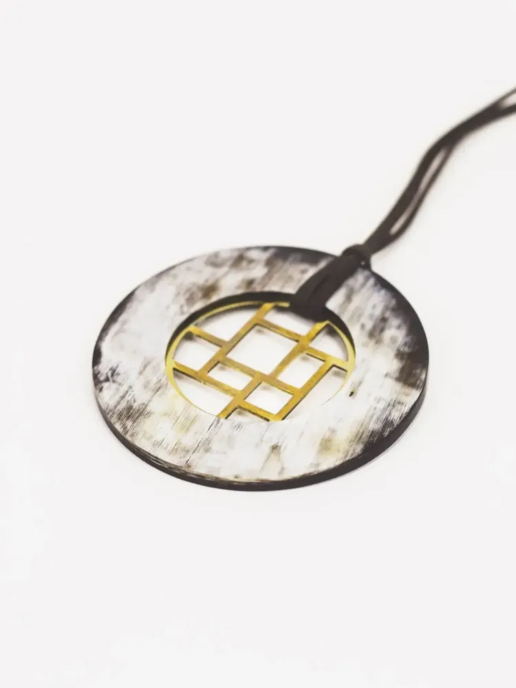 Bijoux - Pendentif damier laiton cerclé en corne noire marbrée - L INDOCHINEUR X RIVÊT