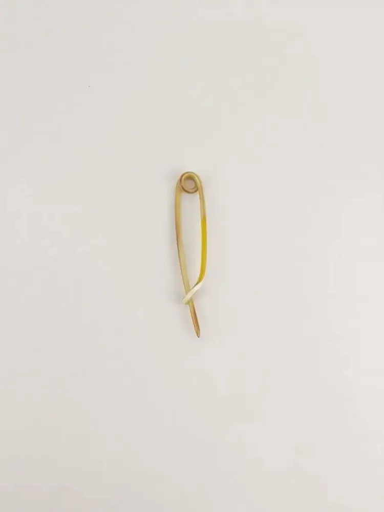 Brooches - Safety pin in black and white horn - L INDOCHINEUR X RIVÊT