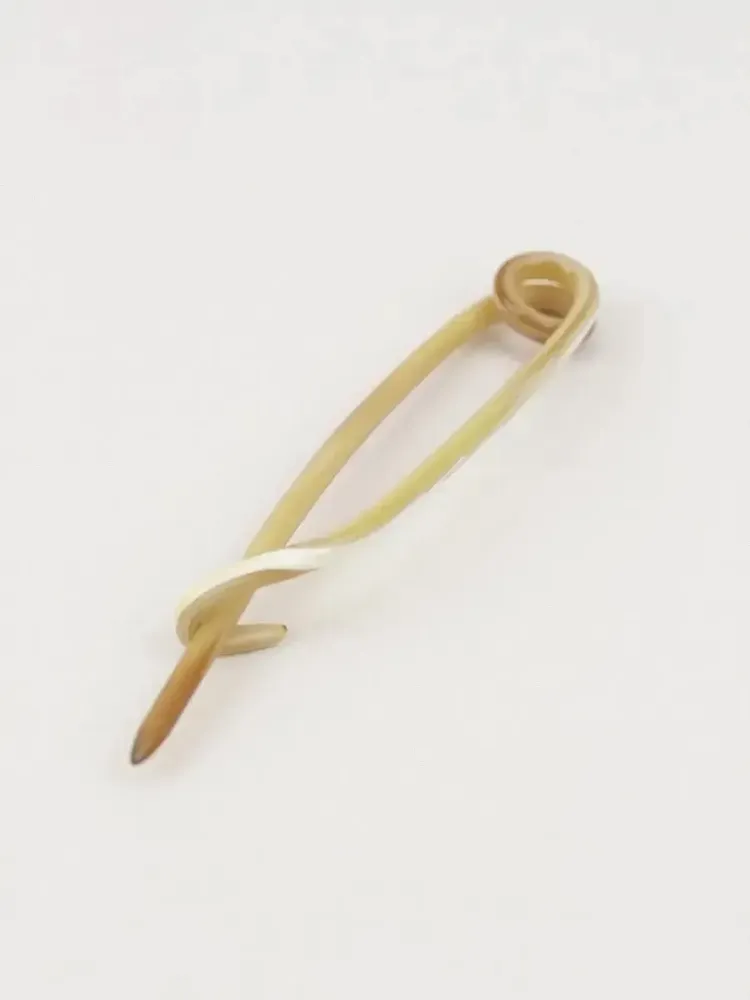 Brooches - Safety pin in black and white horn - L INDOCHINEUR X RIVÊT