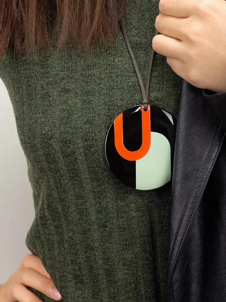 Bijoux - Pendentif Lacis en corne blonde et laque orange et verte - L INDOCHINEUR X RIVÊT