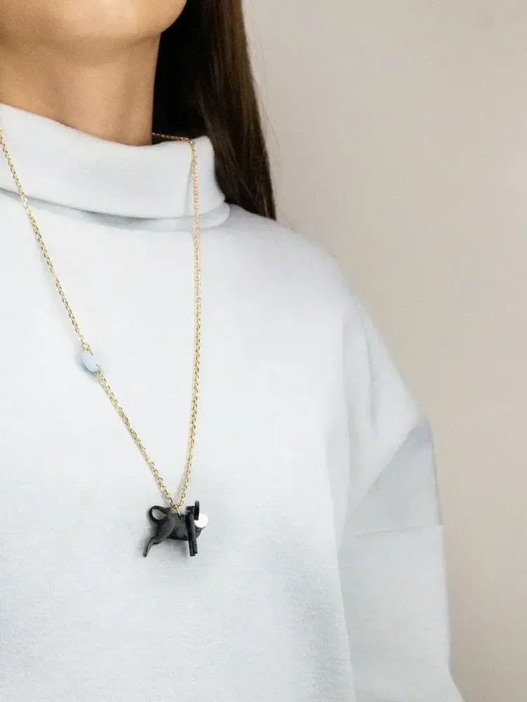 Bijoux - Chaîne en laiton et élément en corne et laque Rouge Feu - L INDOCHINEUR X RIVÊT