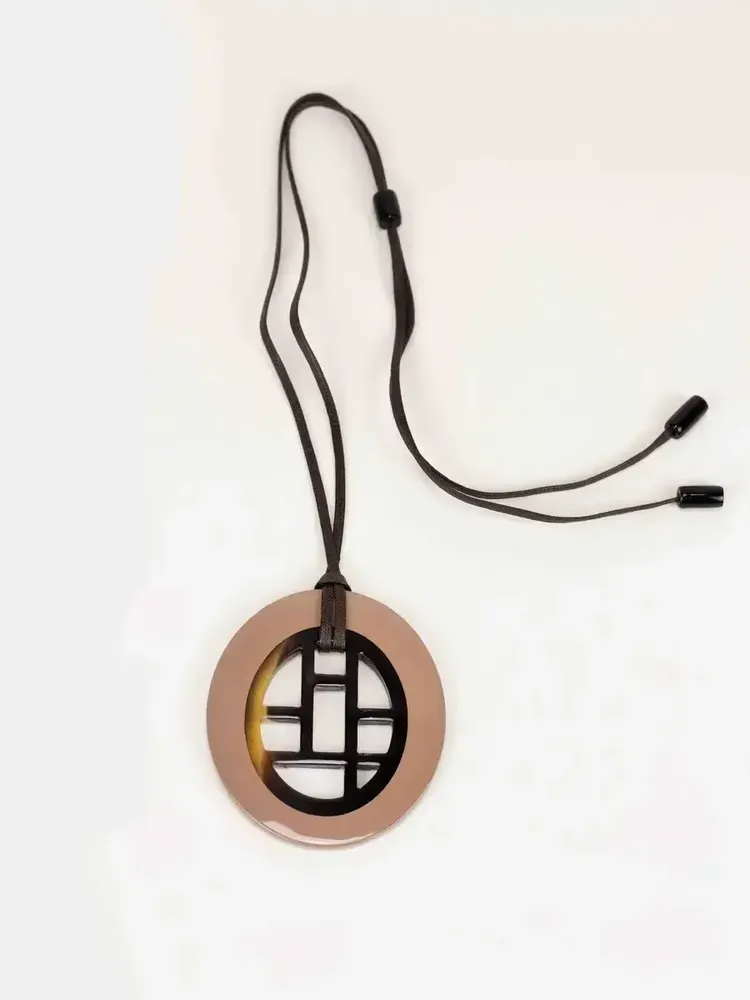 Bijoux - Pendentif oval en sabot avec motif longévité ajouré et laque café crème - L INDOCHINEUR X RIVÊT