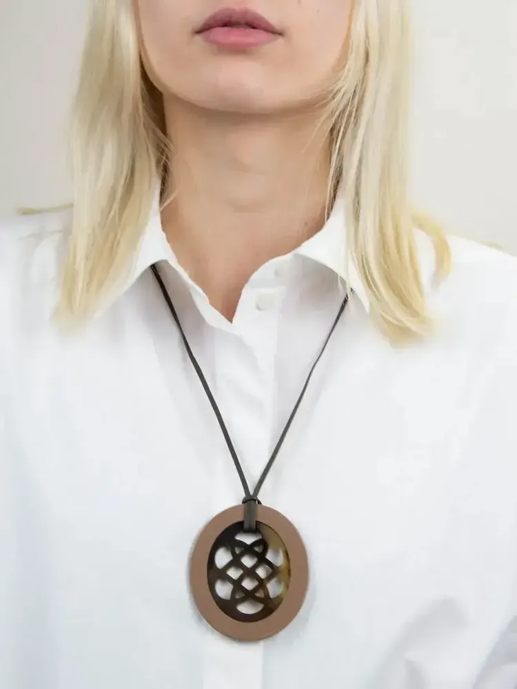 Bijoux - Pendentif oval en sabot avec motif longévité ajouré et laque café crème - L INDOCHINEUR X RIVÊT