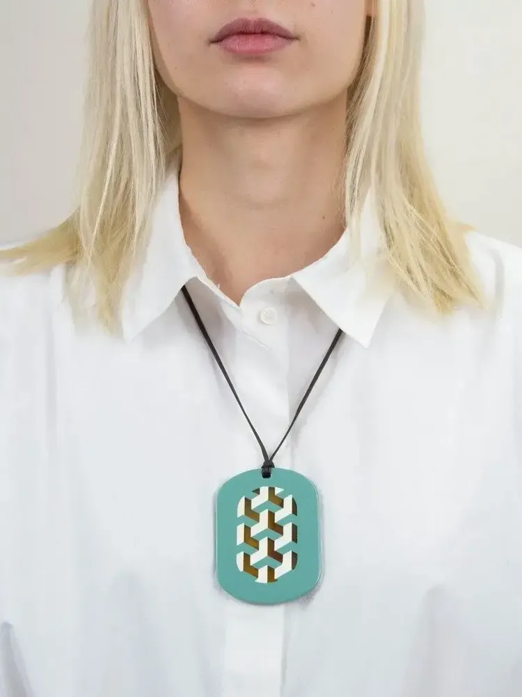 Bijoux - Pendentif oval aux motifs Tresse avec laque ivoire et kakhi - L INDOCHINEUR X RIVÊT