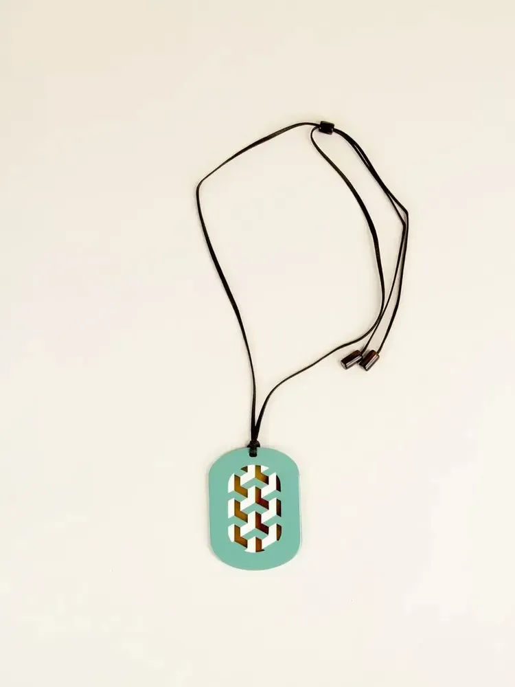 Bijoux - Pendentif oval aux motifs Tresse avec laque indigo et orange - L INDOCHINEUR X RIVÊT