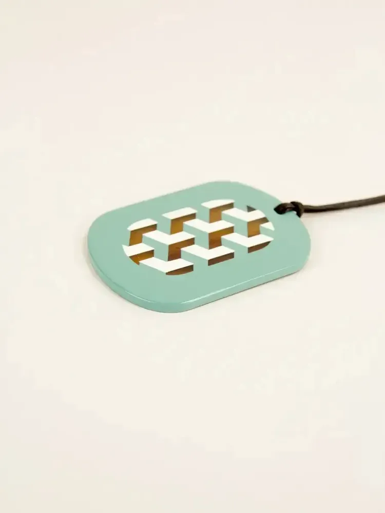 Bijoux - Pendentif oval aux motifs Tresse avec laque indigo et orange - L INDOCHINEUR X RIVÊT