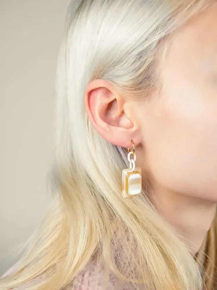 Jewelry - Emerald brass hoops earrings in blond horn - L INDOCHINEUR X RIVÊT