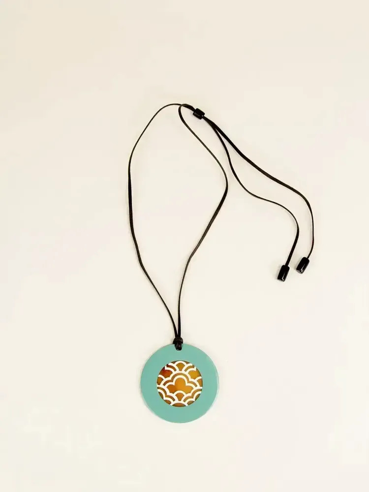 Bijoux - Pendentif rond aux motifs Vague avec laque orange - L INDOCHINEUR X RIVÊT