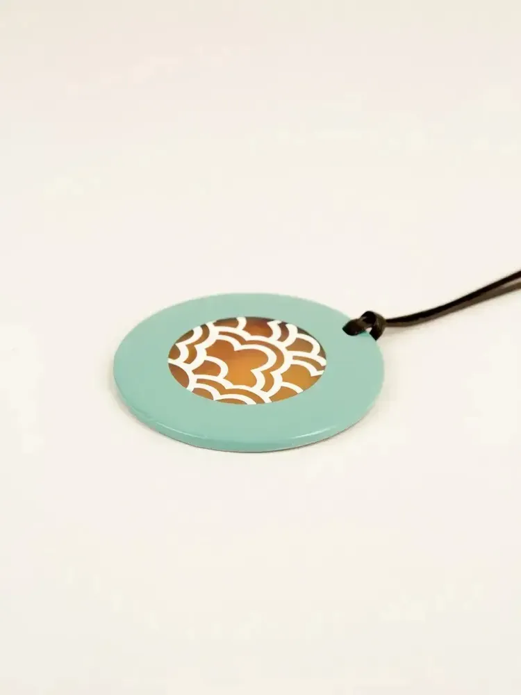 Bijoux - Pendentif rond aux motifs Vague avec laque orange - L INDOCHINEUR X RIVÊT