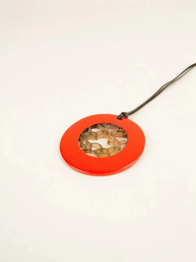 Bijoux - Pendentif rond aux motifs Vague avec laque orange - L INDOCHINEUR X RIVÊT