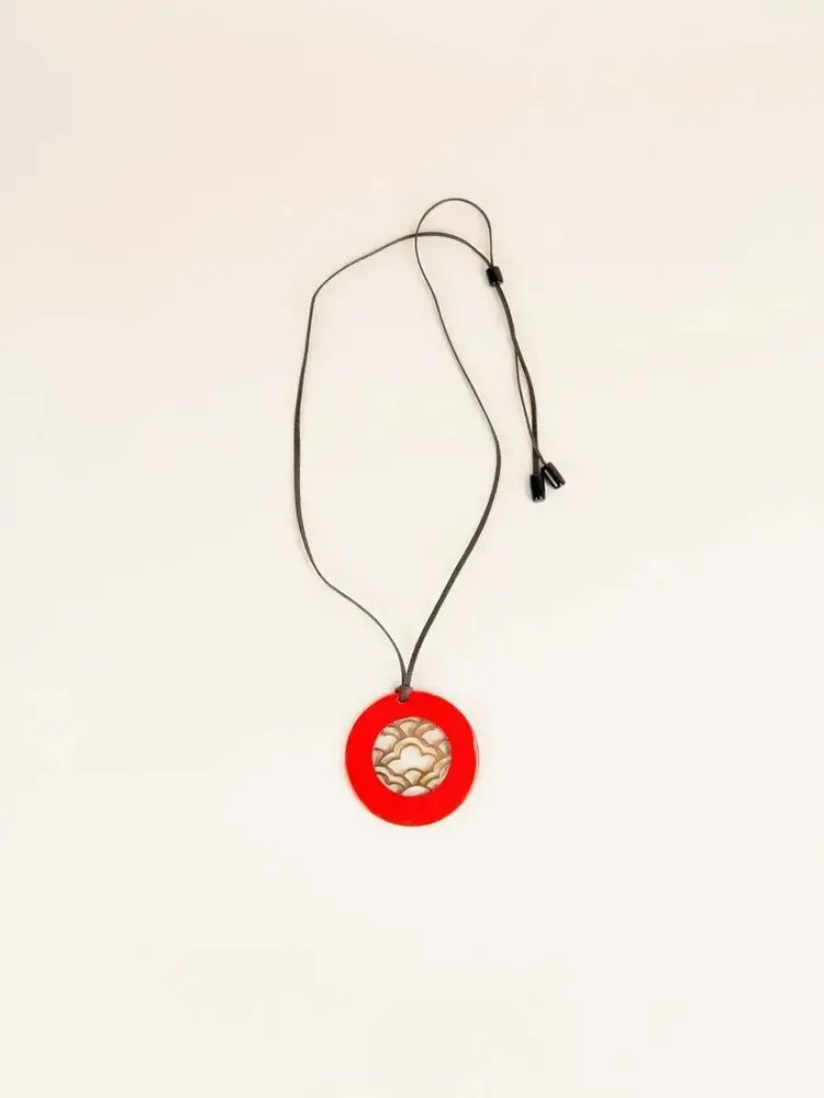 Bijoux - Pendentif rond aux motifs Vague avec laque orange - L INDOCHINEUR X RIVÊT