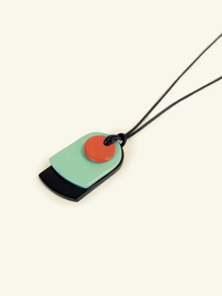 Bijoux - Pendentif Apia en corne et laque cordon noir - L INDOCHINEUR X RIVÊT