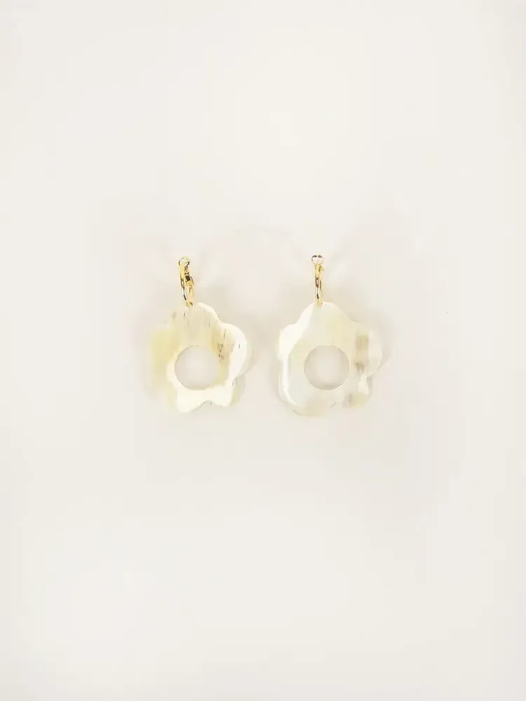 Bijoux - Boucles d'oreilles marguerite en nacre - L INDOCHINEUR X RIVÊT