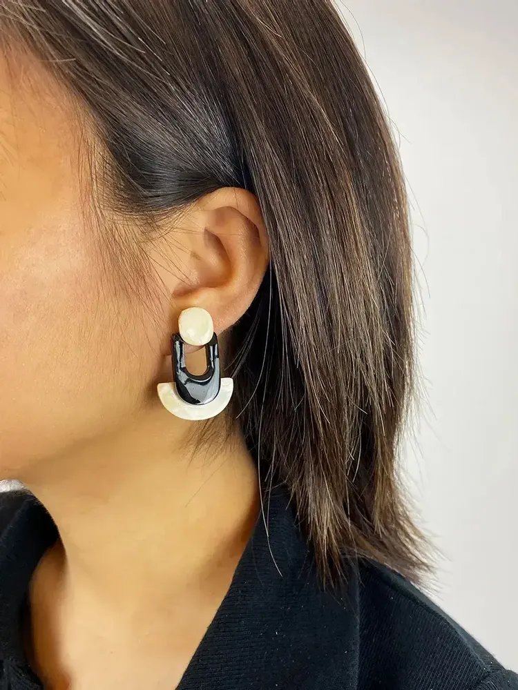 Bijoux - Boucles d'oreilles géométriques en corne blonde et noire - L INDOCHINEUR X RIVÊT