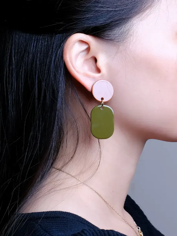 Bijoux - Mini Créoles clips Totem en corne noire et laque Kaki - L INDOCHINEUR X RIVÊT