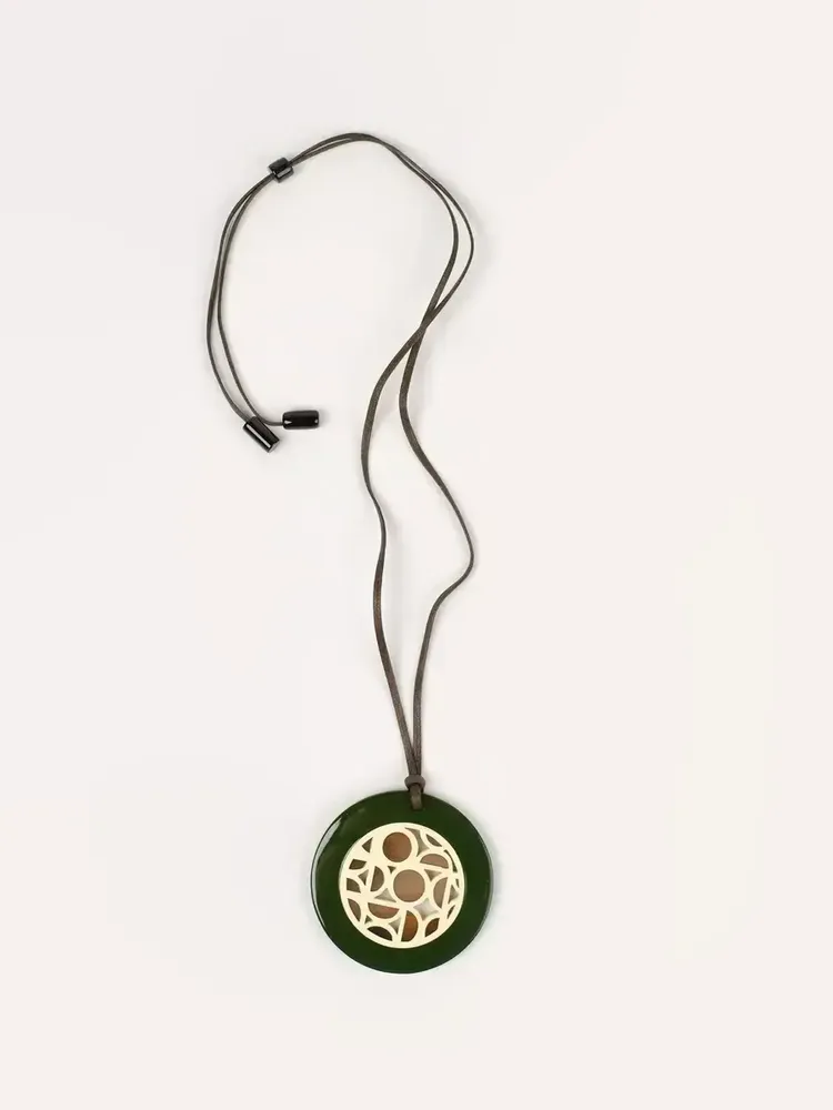 Bijoux - Pendentif rond Bauhaus en sabot de buffle et laque kaki et beige - L INDOCHINEUR X RIVÊT