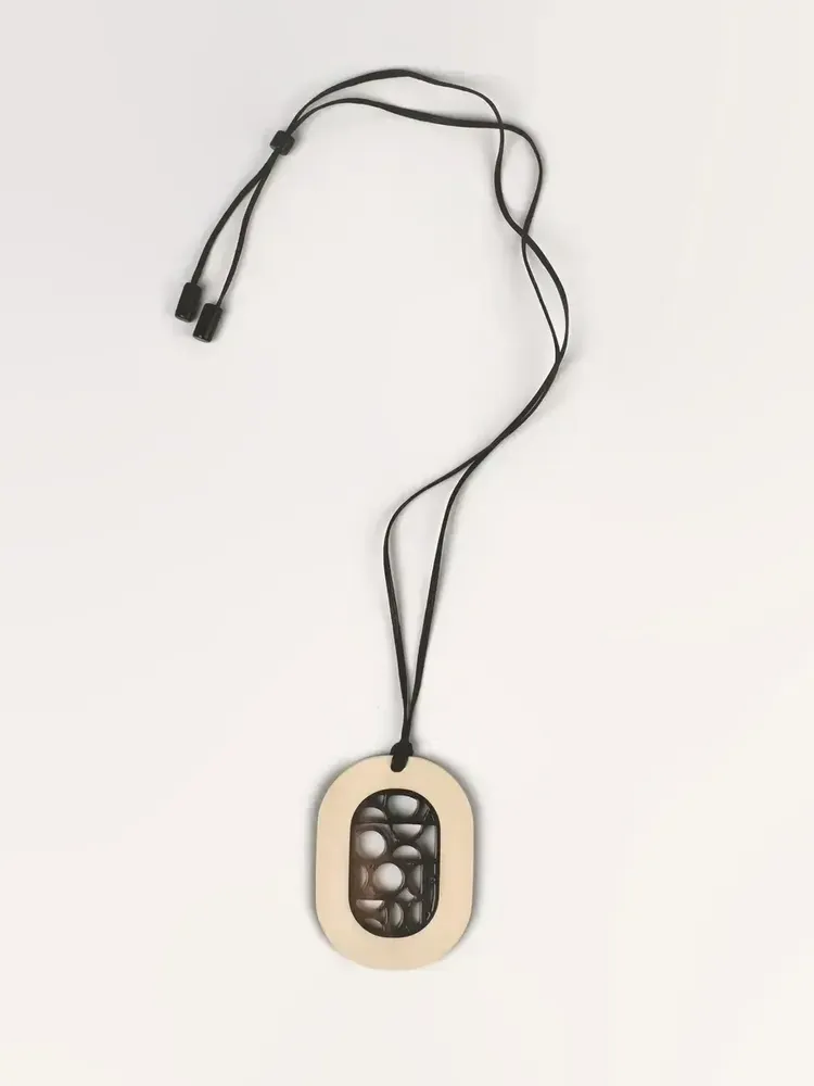 Bijoux - Pendentif oval Bauhaus en sabot de buffle et laque orange - L INDOCHINEUR X RIVÊT