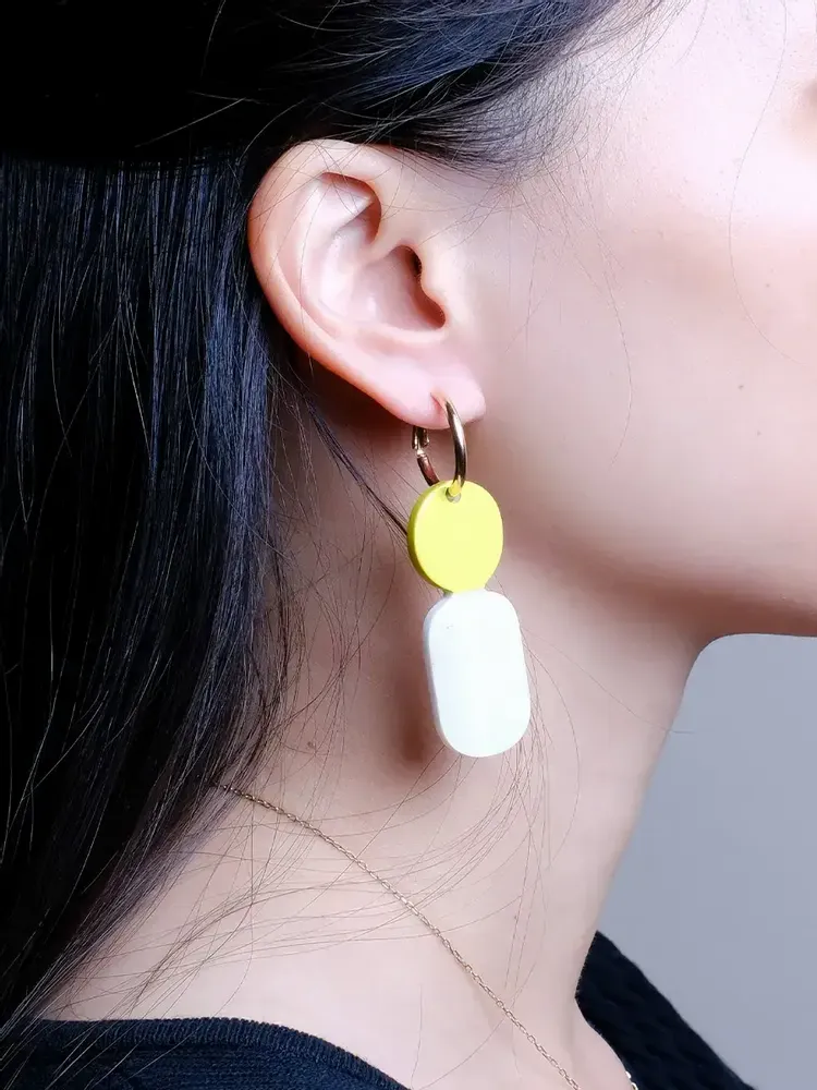 Bijoux - Mini Créoles suspendue Totem en corne blonde et laque Orange - L INDOCHINEUR X RIVÊT