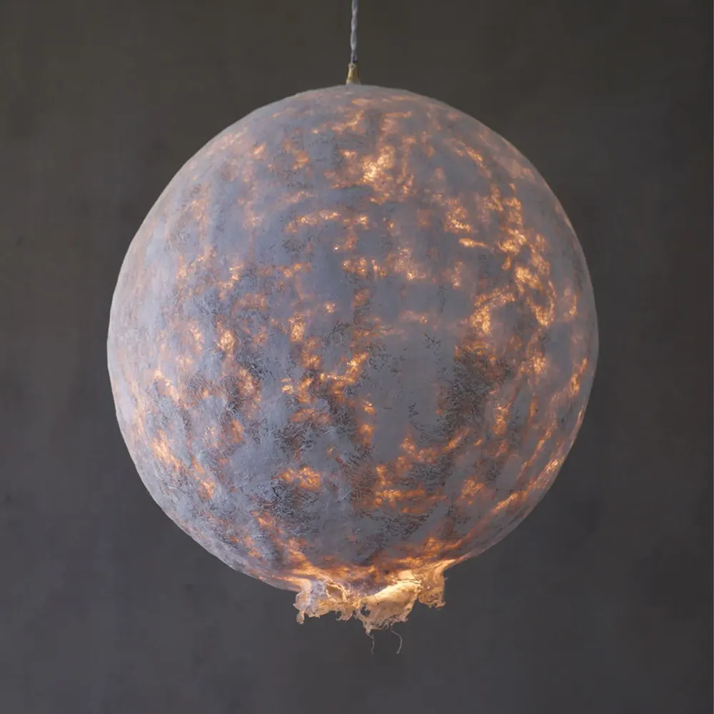 Plafonniers - Grande lampe suspendue Svitylo — Forme de lune sculpturale en fibre de - PLETOSTUDIO