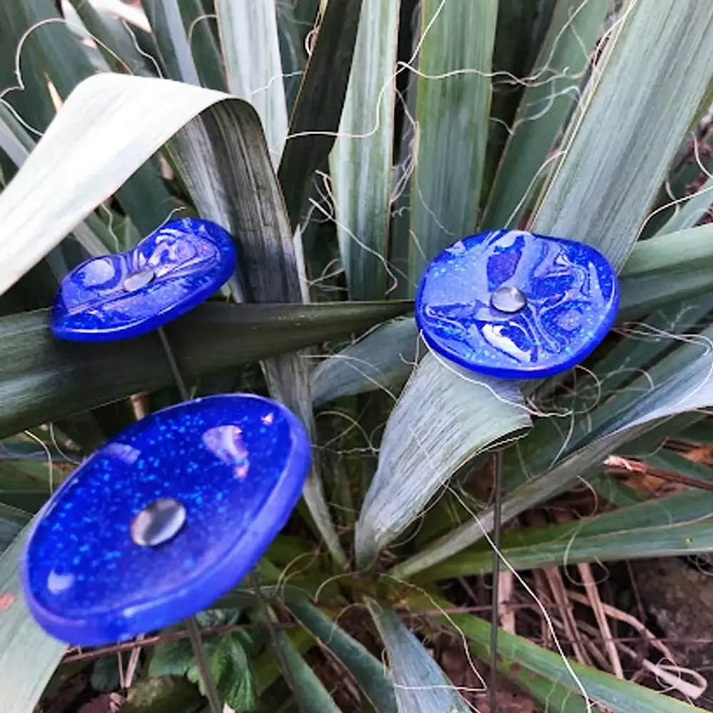 Floral decoration - Round small glass flower in dark blue, light blue color - CARNEOL GLASS