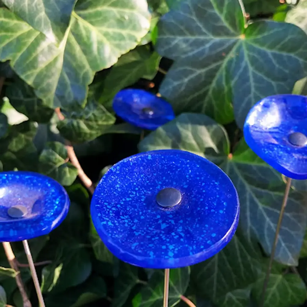 Floral decoration - Round small glass flower in dark blue, light blue color - CARNEOL GLASS