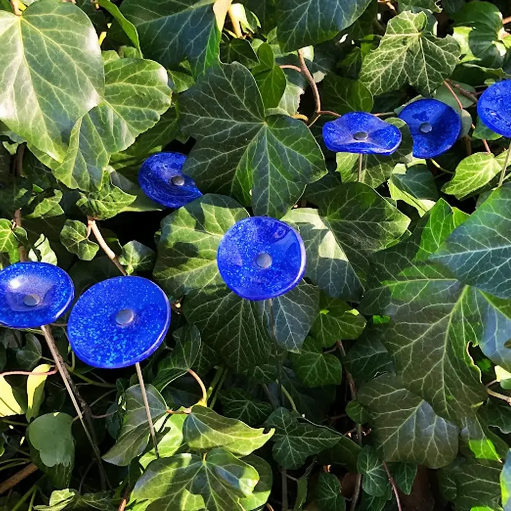 Floral decoration - Round small glass flower in dark blue, light blue color - CARNEOL GLASS