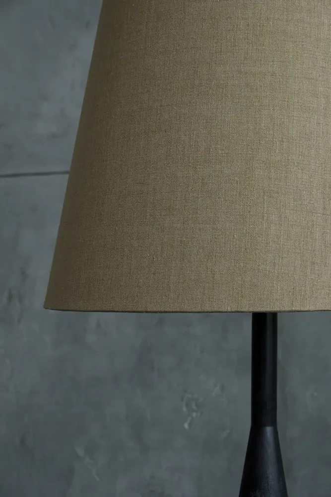 Lampadaires - Lampadaire Vereteno — Base sculpturale en érable carbonisé avec abat-j - PLETOSTUDIO