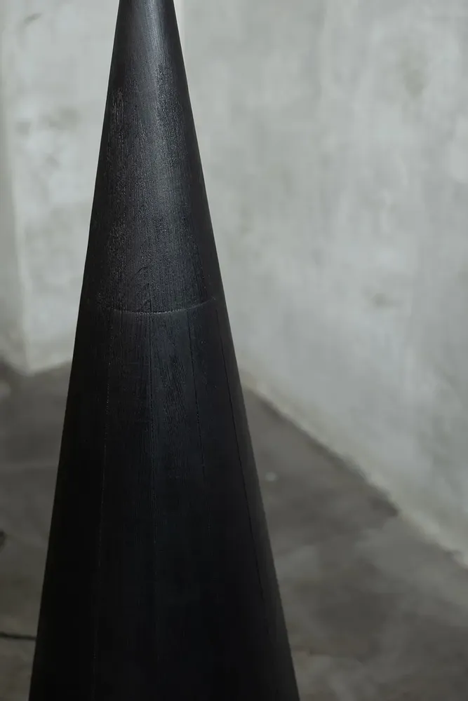 Lampadaires - Lampadaire Vereteno — Base sculpturale en érable carbonisé avec abat-j - PLETOSTUDIO