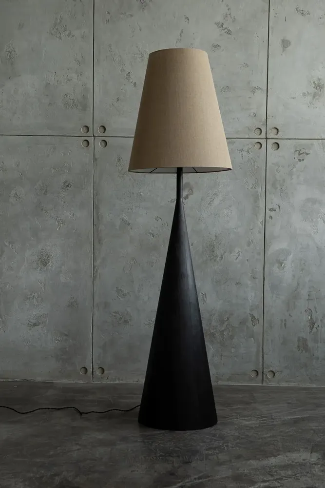 Lampadaires - Lampadaire Vereteno — Base sculpturale en érable carbonisé avec abat-j - PLETOSTUDIO