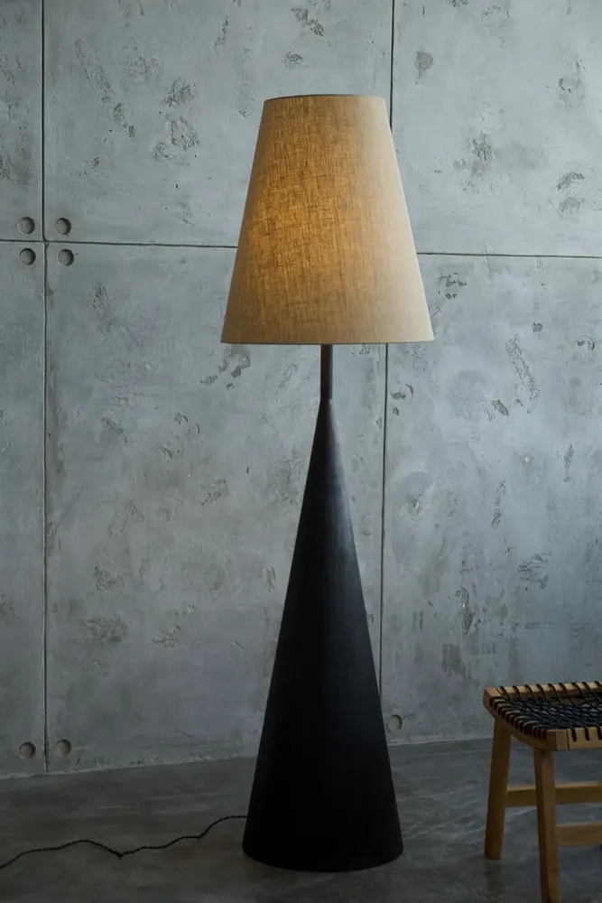 Lampadaires - Lampadaire Vereteno — Base sculpturale en érable carbonisé avec abat-j - PLETOSTUDIO