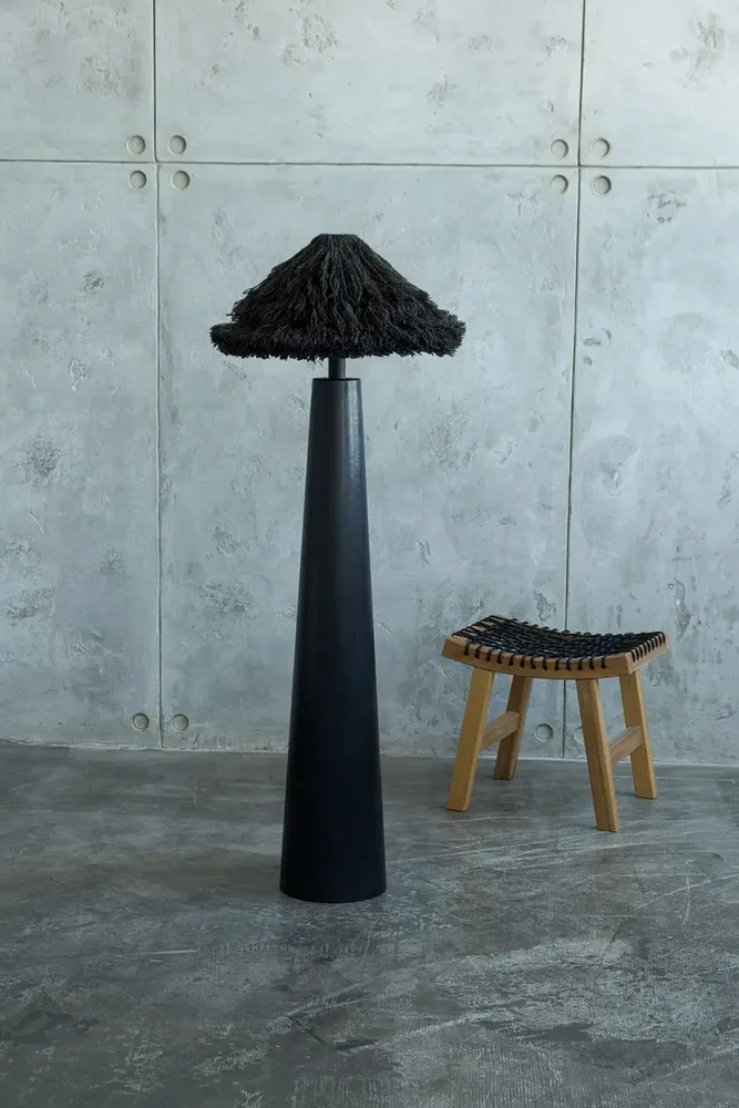 Lampadaires - Lampadaire noir Sazha — Base Shou Sugi Ban et abat-jour en laine - PLETOSTUDIO