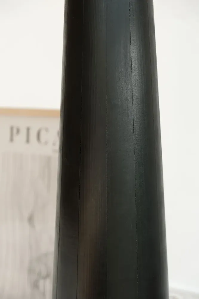 Lampadaires - Lampadaire noir Sazha — Base Shou Sugi Ban et abat-jour en laine - PLETOSTUDIO