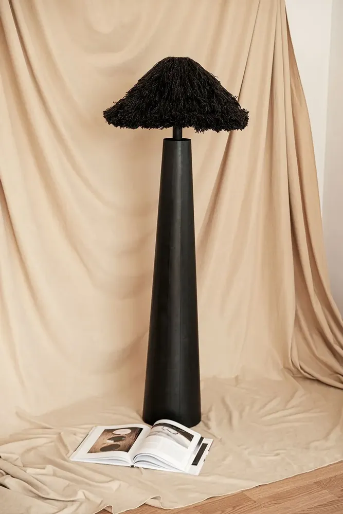 Lampadaires - Lampadaire noir Sazha — Base Shou Sugi Ban et abat-jour en laine - PLETOSTUDIO