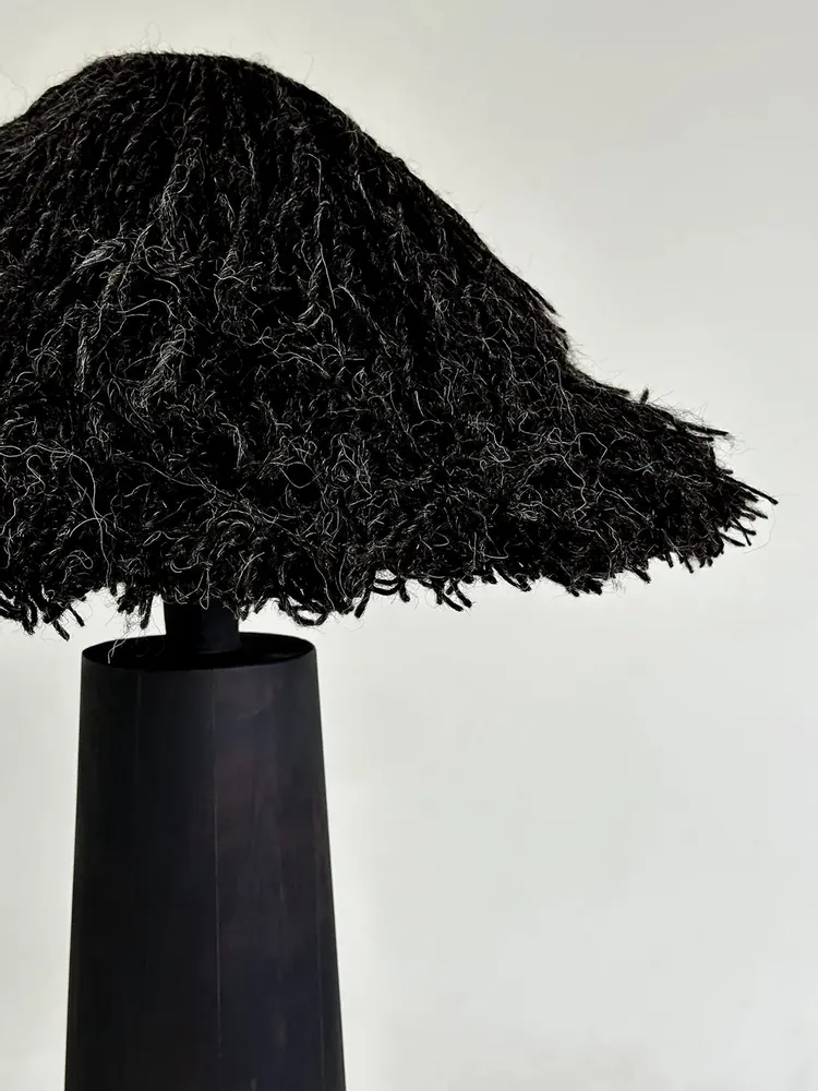 Lampadaires - Lampadaire noir Sazha — Base Shou Sugi Ban et abat-jour en laine - PLETOSTUDIO