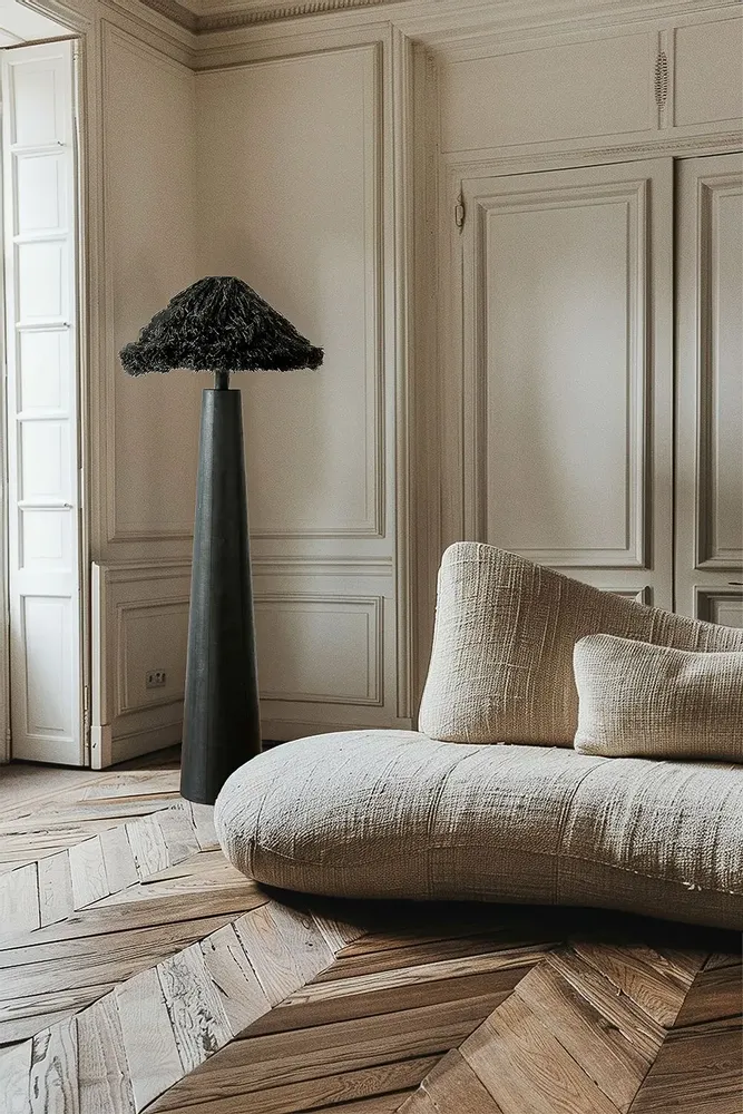 Lampadaires - Lampadaire noir Sazha — Base Shou Sugi Ban et abat-jour en laine - PLETOSTUDIO