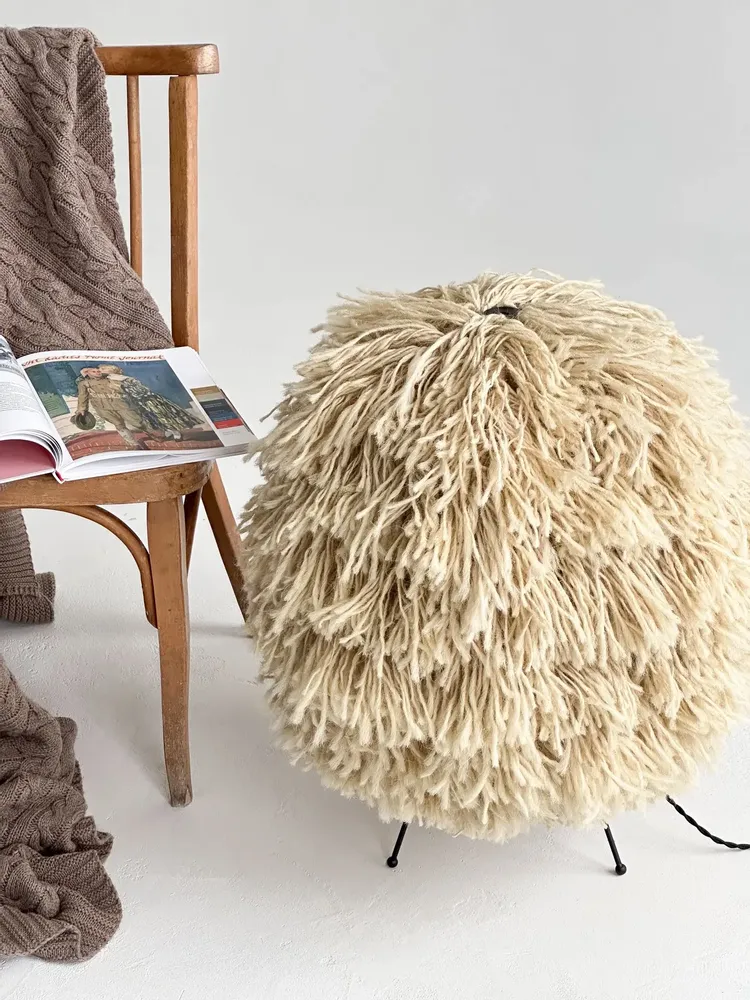 Lampadaires - Lampadaire GUNYA — Éclairage sculptural en laine à la chaleur organiqu - PLETOSTUDIO