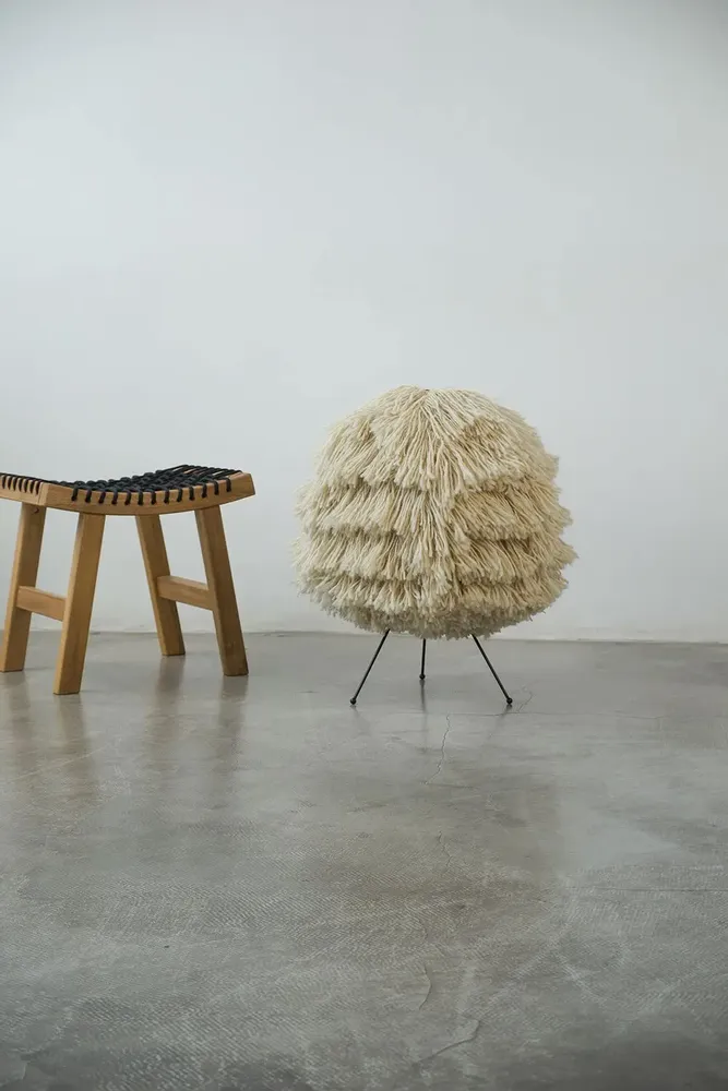 Lampadaires - Lampadaire GUNYA — Éclairage sculptural en laine à la chaleur organiqu - PLETOSTUDIO