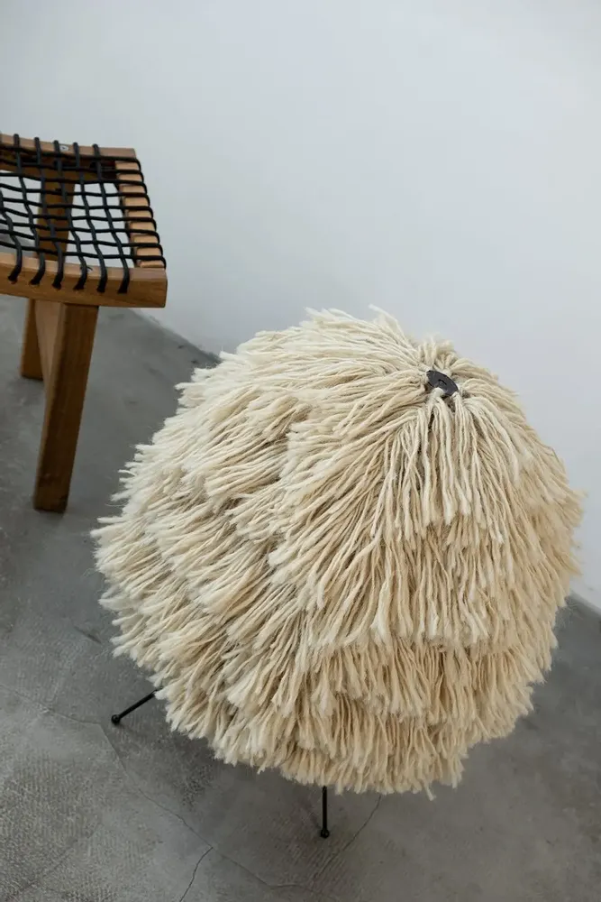 Lampadaires - Lampadaire GUNYA — Éclairage sculptural en laine à la chaleur organiqu - PLETOSTUDIO