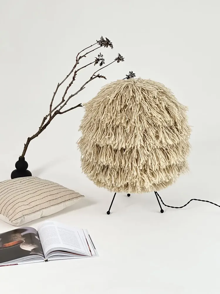 Lampadaires - Lampadaire GUNYA — Éclairage sculptural en laine à la chaleur organiqu - PLETOSTUDIO