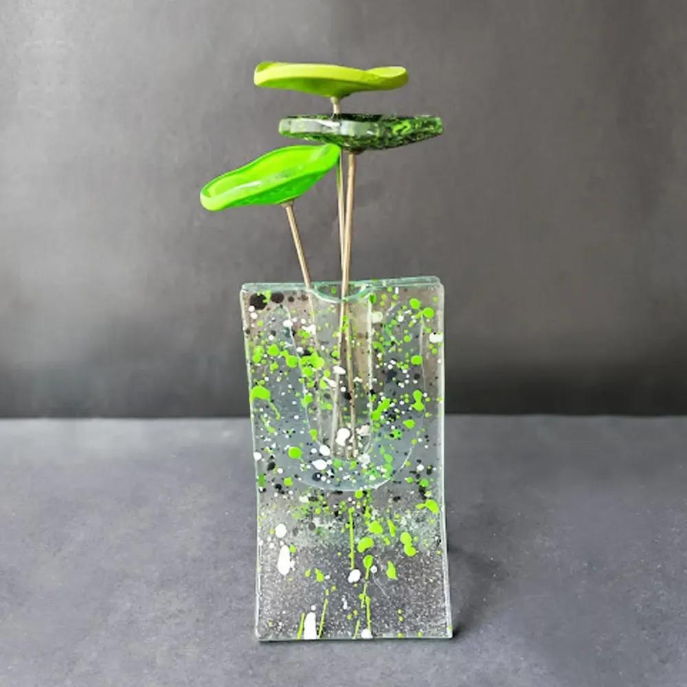 Vases - Small 8x13 cm white-green-blue spotty vase with 3 small flowers - CARNEOL GLASS