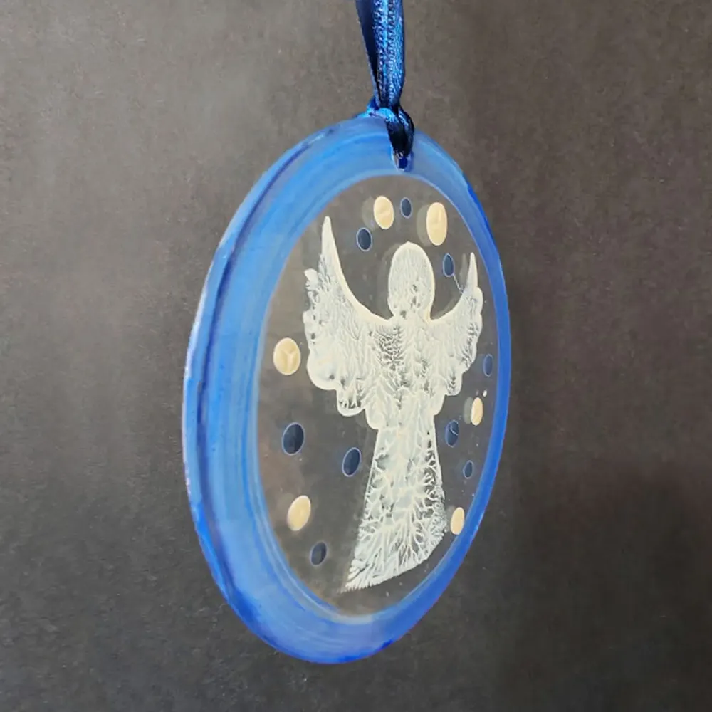 Guirlandes et boules de Noël - Décoration en verre représentant un ange debout bleu peint à la main - CARNEOL GLASS