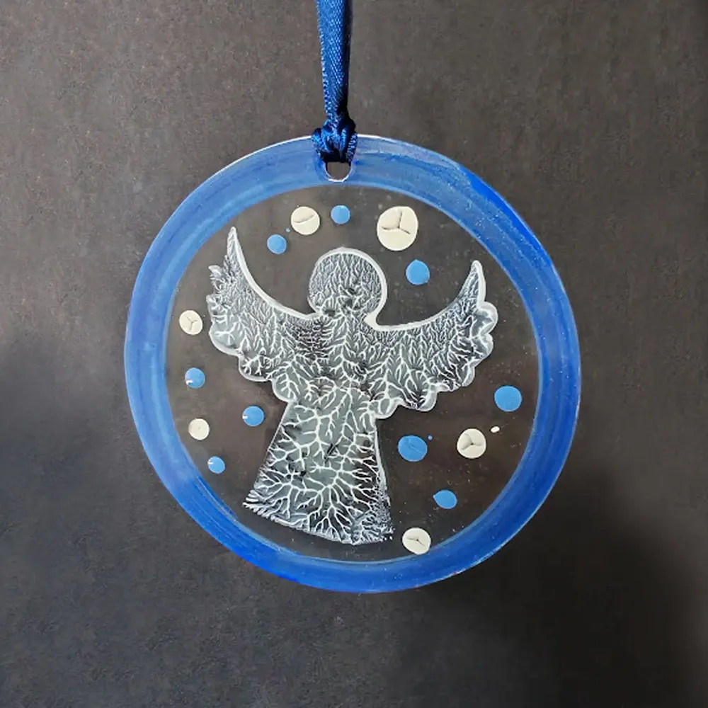Guirlandes et boules de Noël - Décoration en verre représentant un ange debout bleu peint à la main - CARNEOL GLASS